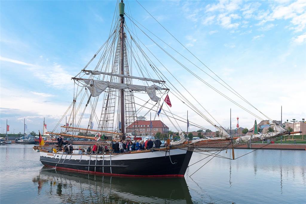 Die „Grönland“, 1867 gebaut, ist das einzige Schiff ohne Motor, das schon 1868 bis nach Spitzbergen gesegelt ist. Inzwischen gehört sie dem Deutschen Schiffahrtsmuseum und feiert beim Seestadtfest gemeinsam mit anderen alten Seglern ihren 150. Geburtstag. Foto Adebahr