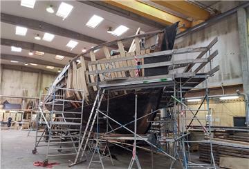 Die „Grönland“ befindet sich in einer Halle der dänischen Werft Hvide Sande Shipyard. Die Sanierung wird teurer als erwartet. Der Förderverein des Deutschen Schifffahrtsmuseums will selbst nachlegen, wird es aber nicht allein schaffen. Foto: Kröger/DSM