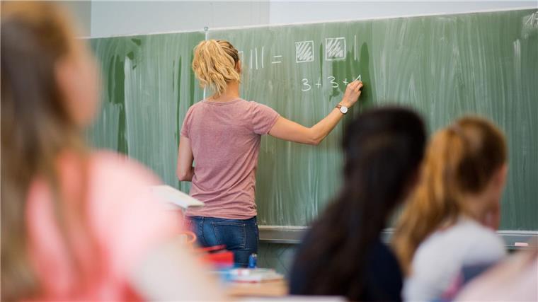 Quereinstieg und Verbeamtung - Land soll attraktiver werden Die größte Gruppe der Beschäftigten beim Land Niedersachsen war 2023 in Schulen tätig. (Symbolbild)
