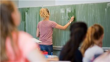 Die größte Gruppe der Beschäftigten beim Land Niedersachsen war 2023 in Schulen tätig. (Symbolbild) 