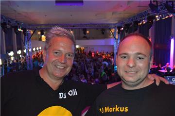 Die größten Hits der 90er-Jahre im Gepäck: Die DJs Olli (links) und Markus werden dem Friedeburg-Publikum am Sonnabend ordentlich einheizen.