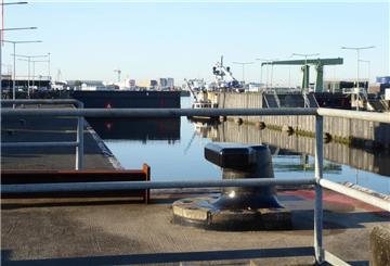 Die große Kammer der Fischereihafen-Doppelschleuse ist gesperrt.