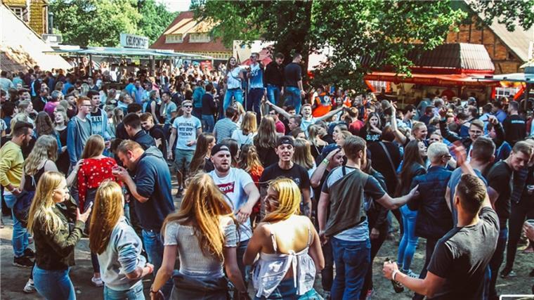 Jung und Alt im Ausnahmezustand beim Frühtanz an Pfingsten in Appel