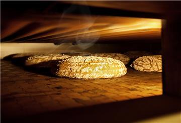 Ein Brot in einem Backofen.