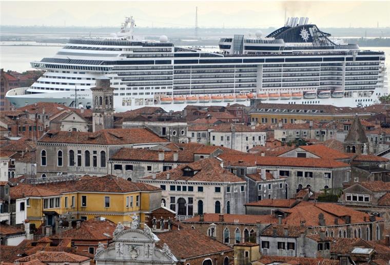 Die großen Kreuzfahrtschiffe mit ihren vielen Passagieren machen Venedig zu schaffen.