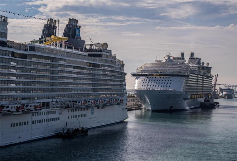 Die großen Kreuzfahrtschiffe „Norwegian Epic“ (links) und „MS Harmony of the Seas“ sind im Hafen von Barcelona zu sehen (Archivbild)