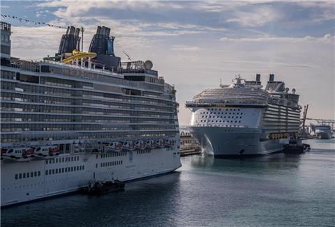 Die großen Kreuzfahrtschiffe „Norwegian Epic“ (links) und „MS Harmony of the Seas“ sind im Hafen von Barcelona zu sehen (Archivbild)