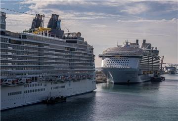 Die großen Kreuzfahrtschiffe „Norwegian Epic“ (links) und „MS Harmony of the Seas“ sind im Hafen von Barcelona zu sehen (Archivbild)