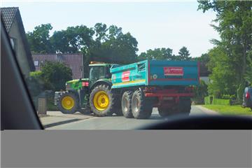 Die großen landwirtschaftlichen Fahrzeuge machen vielen Angst – auch wenn sie sich, wie der abgebildete Trecker, an die Verkehrsregeln halten.