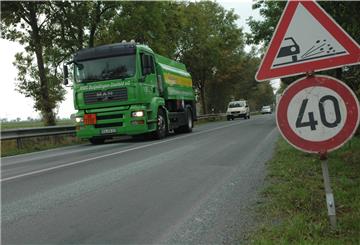 Die Großensieler Straße wird am Donnerstag und Freitag abschnittweise neu asphaltiert.