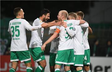 Die Grün-Weißen schossen sich nach dem 2:6-Debakel gegen Leverkusen ihren Frust von der Seele und zogen problemlos ins Achtelfinale des DFB-Pokals ein.