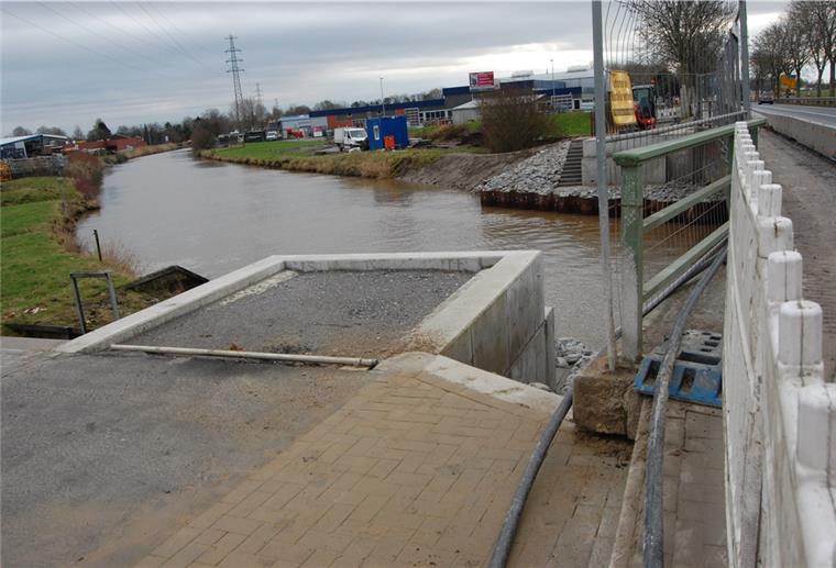 Brake: Neue Brücke kommt in einem Stück Die Gründungsarbeiten an den Ufern des Braker Sieltiefs waren umfangreicher als erwartet.