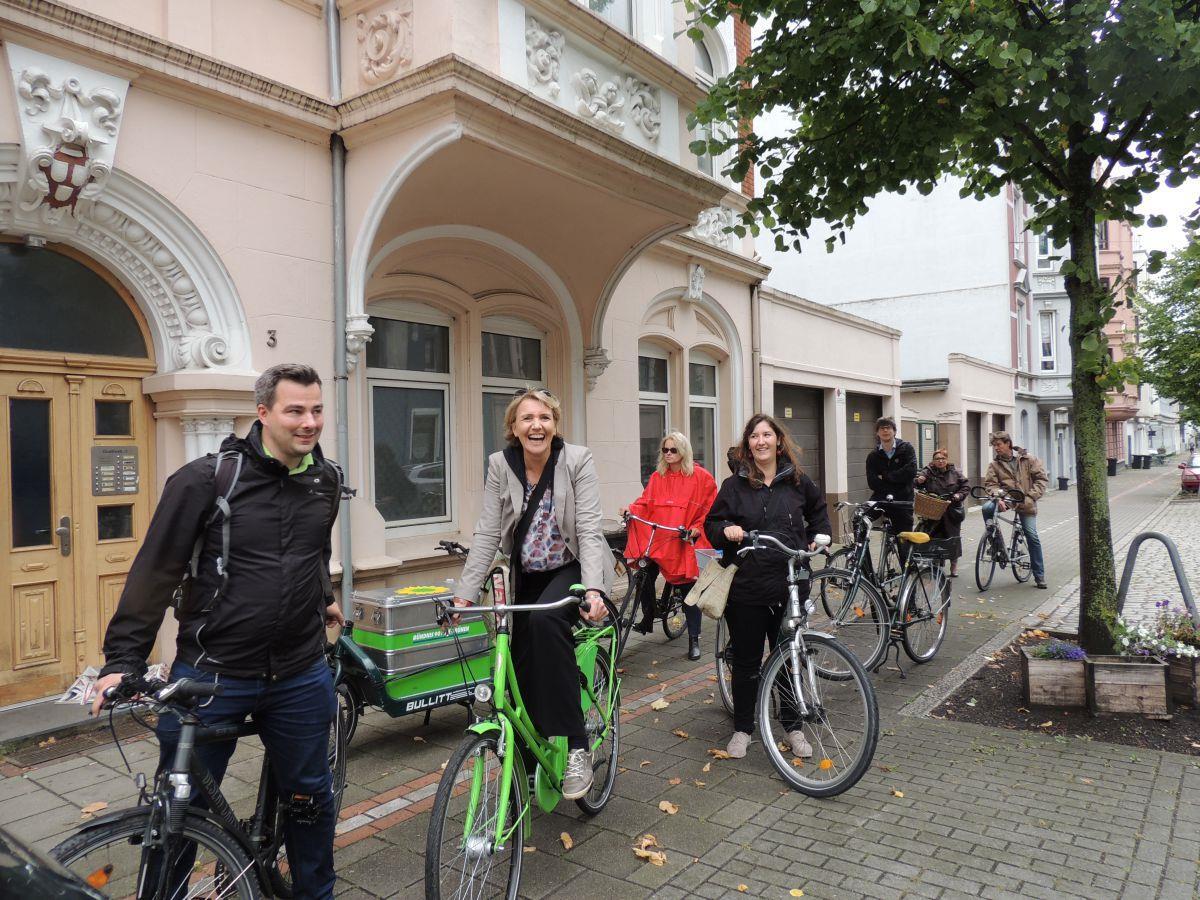 Grüne Parteichefin lässt Bremerhavener Bürger im Regen stehen Die grüne Parteichefin Simone Peter (Mitte) radelte mit den Direktkandidaten Maurice Müller und Kirsten Kappert-Gonther durch Lehe.