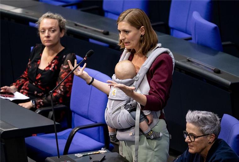 Mit Baby am Redepult – Abgeordnete schreibt Geschichte Die Grünen-Abgeordnete Hanna Steinmüller hat ihr Kind bereits in der Vergangenheit mit in den Bundestag genommen - nun nahm sie es erstmals mit ans Rednerpult. (Archivbild)