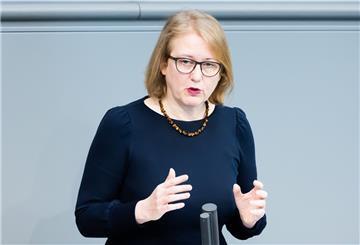 Lisa Paus spricht im Plenum des Deutschen Bundestages. 