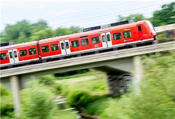 Ein Zug der S-Bahn Hannover mit Fahrtziel Nienburg (Weser) fährt über eine Brücke am Bahnhof Hannover-Linden.