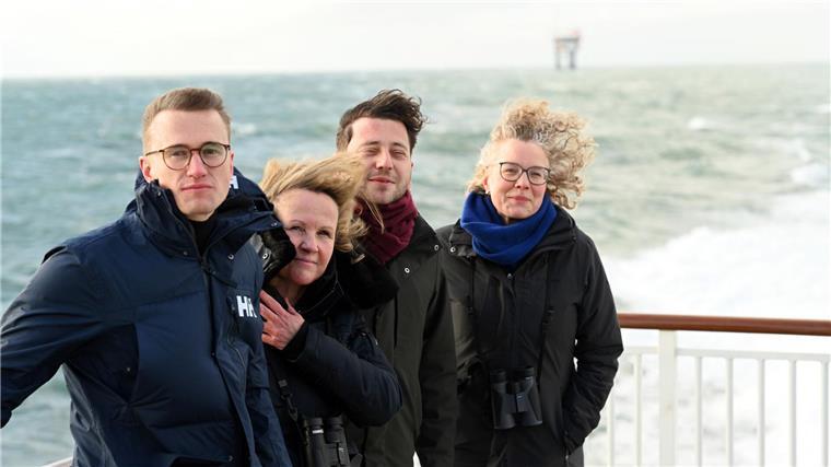 Grüne wollen mehr Meeresnaturschutz - Absage an Erdgas-Pläne Die Grünen-Politiker Julian Pahlke (von links), Steffi Lemke, Felix Banaszak und Julia Verlinden fordern vor einer Erdgasplattform vor Borkum mehr Naturschutz auf den Meeren.