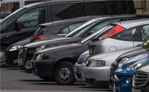 Kein Platz für Autos: Die Grünen wollen die Zahl der Autostellplätze in Bremen verringern.