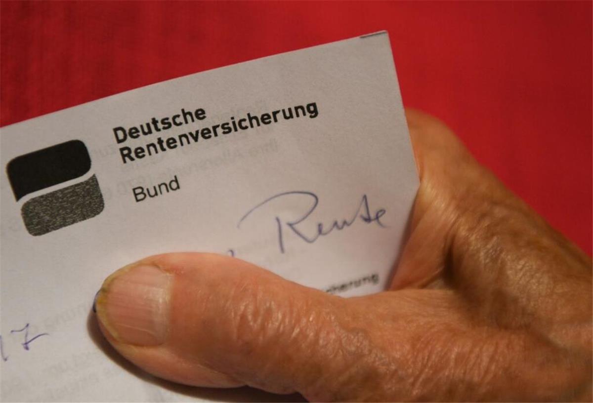 500 Euro extra: Grundrente kann Erwerbsminderungsrente deutlich erhöhen Eine ältere Frau hält ihren Rentenbescheid in der Hand.