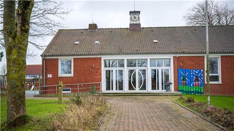 Die Grundschule Greetsiel (Ubbo-Emmius-Schule).