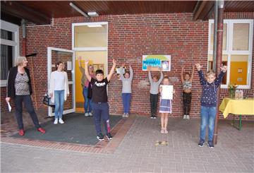 Die Grundschule Rodenkirchen ist erneut als Fairtrade-Schule zertifiziert. Neele Harjes, Klassensprecherin der 2a, zeigt stolz die Urkunde. 