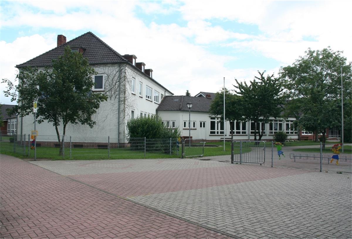 Die Grundschule Sittensen soll um einen Anbau mit sechs Räumen erweitert werden. Mit 1,8 Millionen Euro rechnet die Verwaltung. Hinzukommen knapp 90 000 Euro für Sanierungsmaßnahmen.