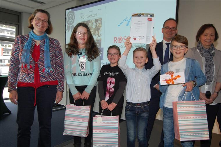 Die Grundschule Süd landete mit ihrer Zeitung „Südwester“ auf dem zweiten Platz in der Kategorie Grundschulen (Foto). Die Oberschule 1 gewann gleich zwei Preise. Zu den ersten Gratulanten zählte Kultusminister Grant Hendrik Tonne (rechts). 