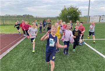 Die Grundschulkinder liefen auf dem Sportplatz in Burhave Runde um Runde, um den Flüchtlinge aus der Ukraine zu helfen. Am Ende stand eine stolze Zahl unter dem Strich.