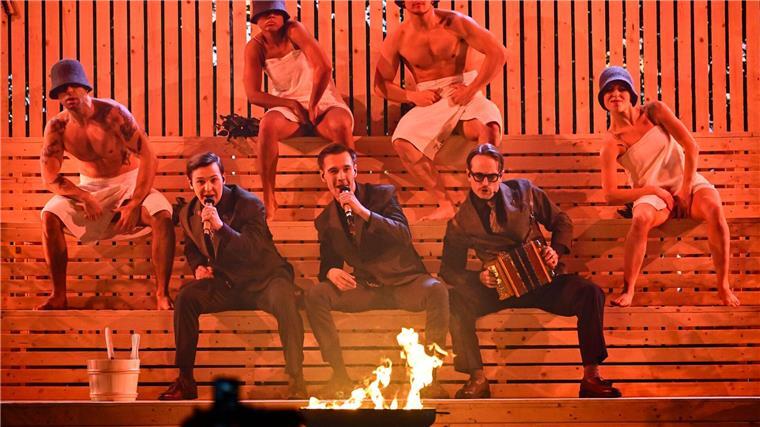 Die Gruppe besingt - die Sauna.