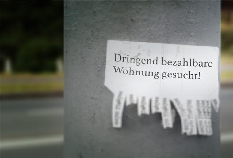 Die Gruppe derjenigen, die es vor Ort schwer haben, eine Wohnung zu finden, reiche von Alleinerziehenden über Mindestlohnbeziehern bis hin zu Rentnern, die ihre kleine Rente mit einem Minijob aufbessern müssen, so Matthias Günther, dessen Instiut seinen Sitz in Hannover hat.