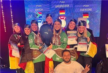 Die Gruppe Undercover mit Trainer Feriz Sula. Die Hip-Hopperinnen der Tanzschule Beer haben erneut den WM-Titel gewonnen.