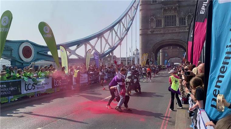 Die Gruppe Youth Demand sorgte während des London-Marathons für Zwischenfall.