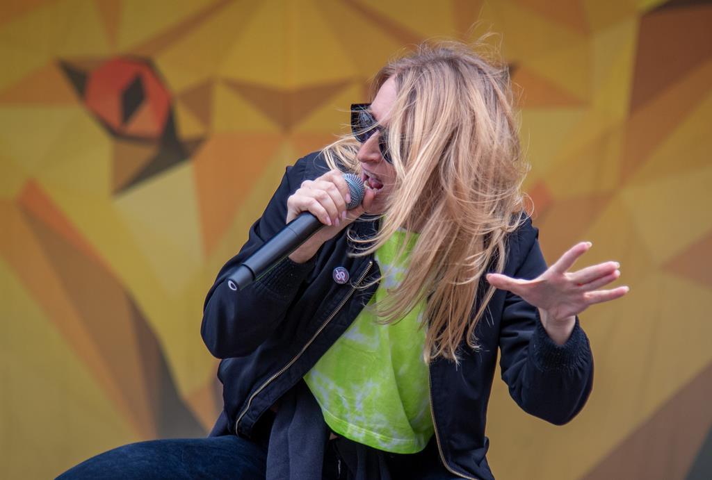Die Guano Apes mit Sängerin Sandra Nasić auf der Water Stage des Deichbrand-Fest...