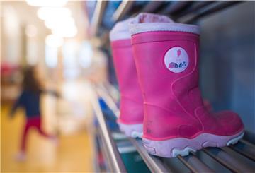 Die Gummistiefel bleiben weitesgehend im Regal: Ab nächster Woche gehen die Bremerhavener Kitas in den Notbetrieb.