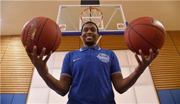 Die gute Laune von Elston Turner ist ansteckend.  Der Neuzugang der Eisbären versucht, die Dinge mit einer Portion Lockerheit anzugehen.