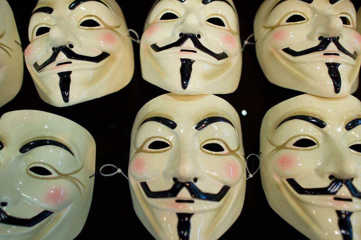 Die Guy-Fawkes-Maske ist aus dem Film „V wie Vendetta“ bekannt und das Markenzeichen der Anonymous-Bewegung. Allerdings tarnen sich auch Rechte unter dem Anonymous-Deckmantel, um Aufmerksamkeit zu bekommen.