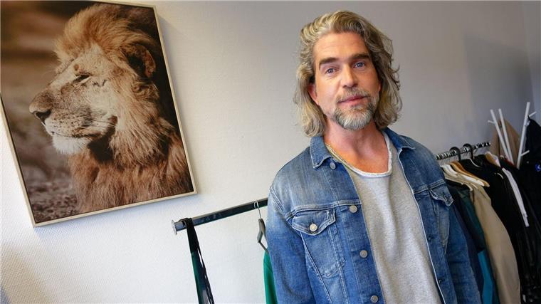 Zehn Jahre „Höhle der Löwen“: So ist es hinter den Kulissen Die Haarpracht ist gar nicht mal so unterschiedlich: Nils Glagau vor dem Bild eines echten Löwens.