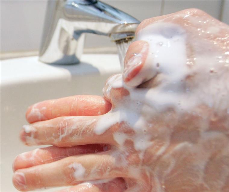 Die Hände sollten zum Waschen ganz nass gemacht und die Seife für rund 30 Sekunden gründlich auch zwischen den Fingern verrieben werden.  