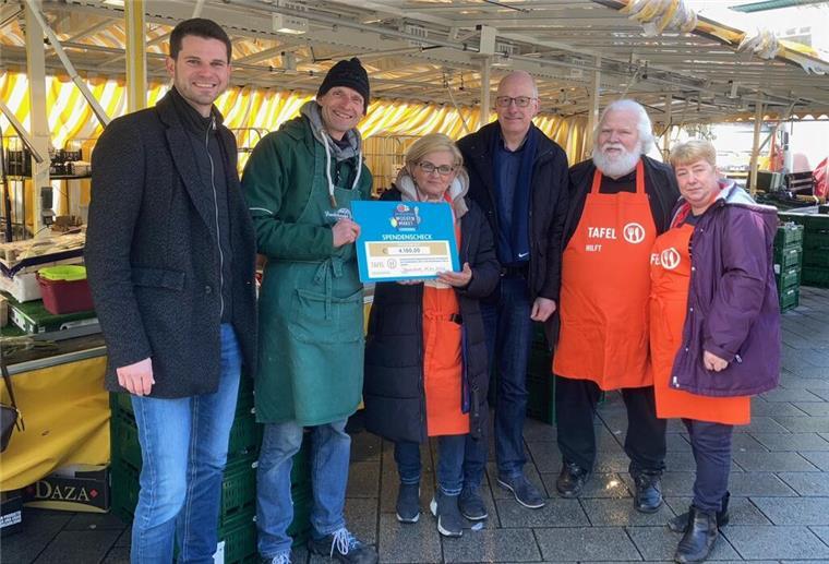 Aktion der Wochenmarkt-Händler: 4.000 Euro für Bremerhavener Tafel Scheckübergabe am Mittwoch auf dem Geestemünder Wochenmarkt in Bremerhaven (v.l.n.r.): Lars Jansen (Bereichsleiter Großmarkt Bremen), Olaf Dietzel (Marktsprecher Wochenmarkt Geestemünde), Gaby Treschok (Projektmanagerin Tafel Bremerhaven), Torsten von Haaren (Stadtverordnetenvorsteher Bremerhaven), Manfred Jabs und Natalia Afanasieva (Tafel Bremerhaven).