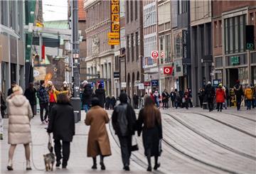 Passanten laufen durch die Bremer Innenstadt.