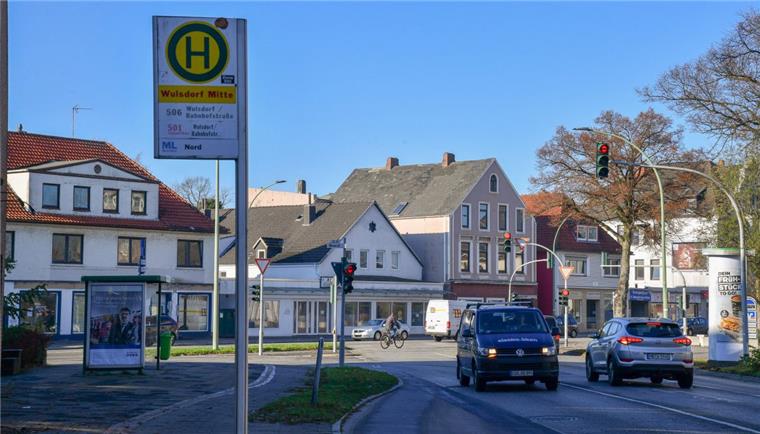 Die Häuser an der Weserstraße 74 bis 85 sollen im kommenden Jahr im Stadtteil Wulsdorf in Bremerhaven abgerissen werden. Die Ortsteilmitte wird umgestaltet. Unter anderem entstehen Neubauten.