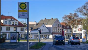 Die Häuser an der Weserstraße 74 bis 85 sollen im kommenden Jahr im Stadtteil Wulsdorf in Bremerhaven abgerissen werden. Die Ortsteilmitte wird umgestaltet. Unter anderem entstehen Neubauten.