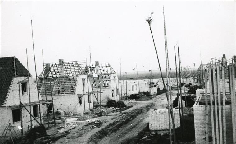 Die Industriesiedlung Wulsdorf feiert 80. Geburtstag Die Häuser der Industriesiedlung wurden wurden zwischen 1937 und 1939 gebaut. Sie unterschieden sich nur in kleinen Details und wurden mit ihrer Fassade parallel zur Straße errichtet.