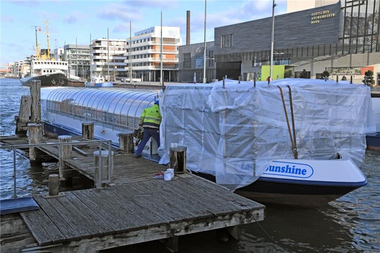 Bremerhaven: "Lady Sunshine" bekommt eine neue Nase Die Hafenrundfahrt-Barkasse "Lady Sunshine" wird im Neuen Hafen in Bremerhaven renoviert. Der Steuerstand wird erneuert.