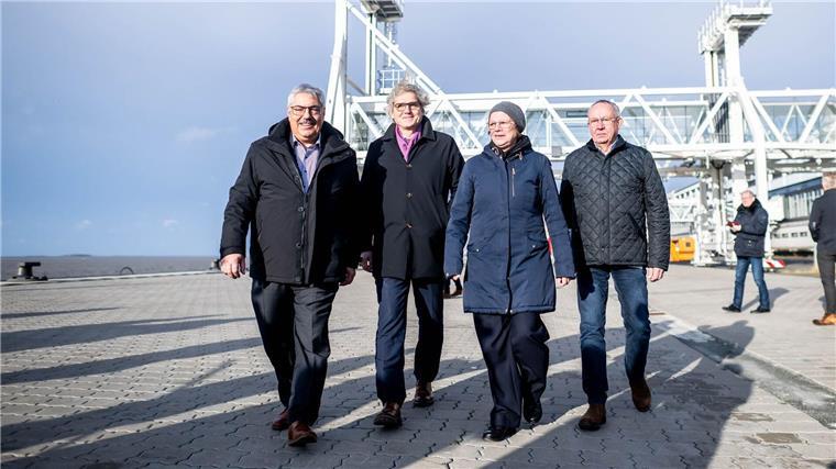 Die Hafensenatorin (2.v.r.) betonte, dass die Bauarbeiten im Zeitplan geblieben seien.