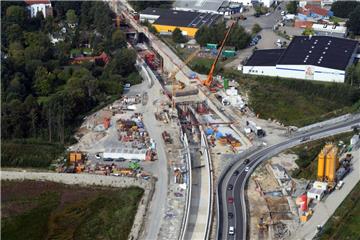 Einigung: Die Hafenwirtschaft nimmt Druck vom Kessel: Sie ist bereit, eine Verzögerung des Fertigstellungstermins um drei Jahre zu akzeptieren. Bislang galt als Stichtag Silvester 2020. Wäre der Tunnel dann noch nicht nutzbar, müsste die Hafenwirtschaft sich nicht mehr an den Baukosten beteiligen.