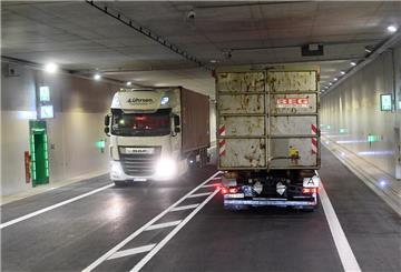 Lkw fahren in den Tunnel