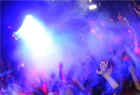 Menschen feiern in einer Disco. 