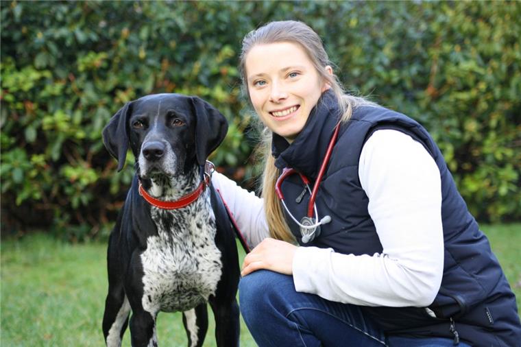 Die Hagener Tierärztin Karin Mutz – hier mit Hund Benno – erläutert, wie der Notdienst im Cuxland organisiert ist. 