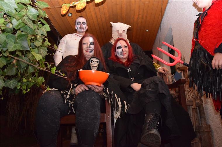 Die Halloween-Hochburg befindet sich in Surheide. Dort lauerten in vielen Eingängen gruselige Frauen und Männer. 